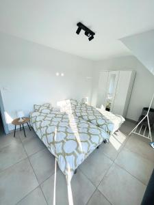 BoussuにあるIncroyable appartement près du centre de Monsの天井にカメラが付いたドミトリールームのベッド1台分です。