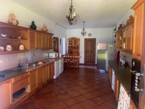 una grande cucina con armadi in legno e tavolo di Casa Rural Los Robles ad Acebo
