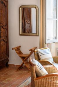ein Wohnzimmer mit 2 Stühlen und einem Spiegel in der Unterkunft Saint Esprit in Saint-Tropez