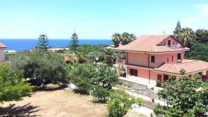 ein Bild eines Hauses mit dem Ozean im Hintergrund in der Unterkunft Hotel Celestina in Villapiana