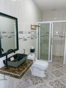 y baño con aseo, lavabo y ducha. en V-Relaxing Resort (Kompot) កំពត, en Kampot