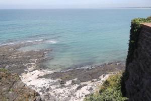 - une vue sur l'océan depuis une falaise dans l'établissement Granville hyper centre, à Granville 5 autres photos