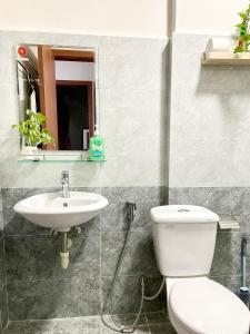 een badkamer met toilet en wastafel bij Mayhome Phan Rang - 2BR City view - 3km to beach in Kinh Dinh