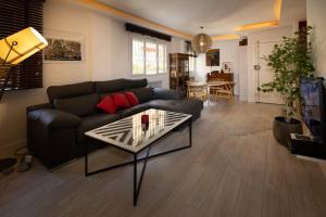 a living room with a couch and a table at Bonito apartamento con bañera en la habitacion in Madrid