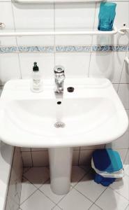 ein weißes Waschbecken mit Glas drauf in der Unterkunft Spacious Confortable near Beach Pintxos Area in San Sebastián