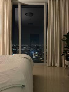 um quarto com uma janela com vista para a cidade em Cozy Suite with Sky view em Riyadh