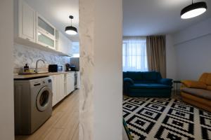 cocina y sala de estar con lavadora en Apartament Dorobanti en Bucarest