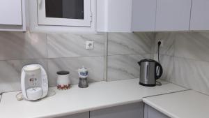 um balcão de cozinha com uma batedeira e electrodomésticos em Erato em Atenas