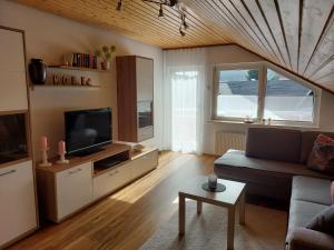 TV a/nebo společenská místnost v ubytování Moderne Ferienwohnung - neu renoviert - ruhige Lage