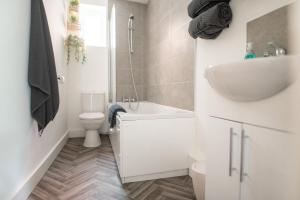 Baño blanco con lavabo y aseo en Harbour Heights en Folkestone