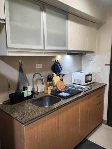 A kitchen or kitchenette at Modern Comforts 1BR Urban Getaway in BGC