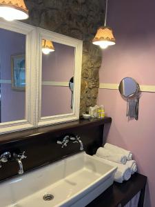 een badkamer met een wastafel en een spiegel bij La Casona de Suesa in Suesa