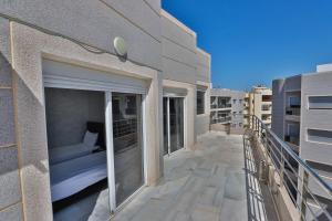 Un balcón de un edificio con una cama. en Luxury Apartment Fez, en Fez