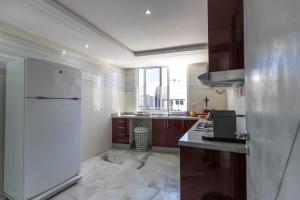 een keuken met een witte koelkast en een raam bij Luxury Apartment Fez in Fès