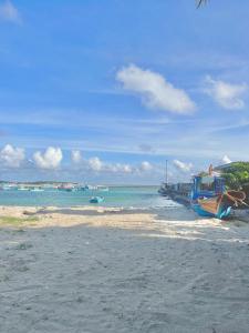 una spiaggia con alcune barche sull'acqua di Mộc Homestay Đảo Phú Quý a Cu Lao Thu
