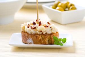 a piece of bread on a plate with a bowl of apples at Spacious Confortable Next Beach and Pintxos Area in Donostia-San Sebastián +42 photos