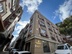 Lale Sultan Hotel في إسطنبول: مبنى على شارع فيه سيارات تقف امامه