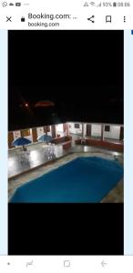 迦南的住宿－Pousada Por do Sol，一张蓝色游泳池的照片