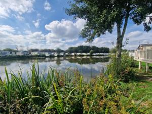 Fotografie z fotogalerie ubytování Lakeside Cotswold Holiday Home v destinaci Cirencester