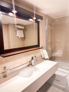 ein Bad mit einem Waschbecken und einer Dusche in der Unterkunft فندق بغداد Baghdad International Hotel in Bagdad