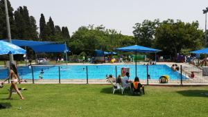 una gran piscina con gente en un parque en Neve Hagar, en Belén de Galilea
