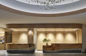 a lobby with a reception desk and a ceiling at Viceroy Snowmass in Snowmass Village