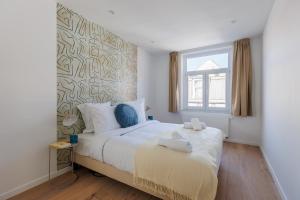 a bedroom with a bed with two towels on it at Sweett - Bodeghem in Brussels