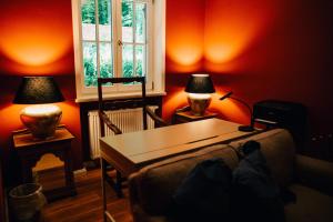 uma sala de estar com um sofá e dois candeeiros em Riedhof 2 em Egling