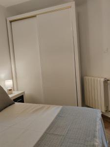 1 dormitorio con 1 cama y puerta corredera grande en Loreto 6, en Albacete