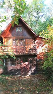 una gran casa de madera en el bosque en Chata nad přehradou, en Rozdrojovice