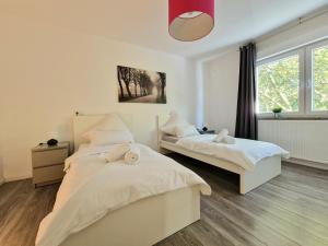 a bedroom with two beds and a window at Hauptbahnhof Universitätsklinikum Messe Evonik in Essen