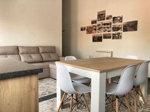 une salle à manger avec une table et des chaises blanches dans l'établissement Casa do Largo, à Bragance