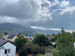 Home in Llanberis في لانبيريس: اطلالة على مدينة فيها جبال في الخلفية