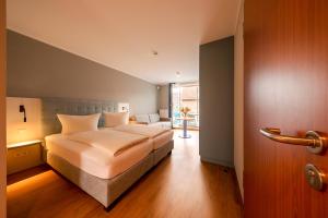 1 dormitorio con 1 cama grande en una habitación en Residenz Südwesthörn, en Norderney