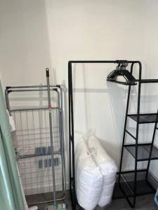 a room with a mirror and a shelf and a pillow at Petite maisonnette proche de Giverny in Bonnières-sur-Seine