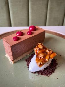 un pezzo di torta al cioccolato e un cucchiaio su un piatto di The Banks Restaurant and Accommodation a Strabane