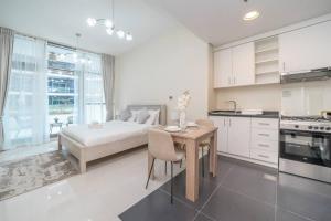 Kuchyň nebo kuchyňský kout v ubytování StoneTree - Furnished Studio in Golf Promenade 3A
