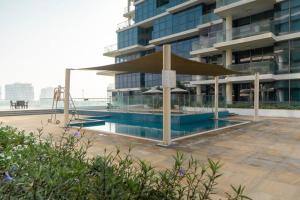 Bazén v ubytování StoneTree - Furnished Studio in Golf Promenade 3A nebo v jeho okolí