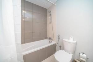 Koupelna v ubytování StoneTree - Furnished Studio in Golf Promenade 3A