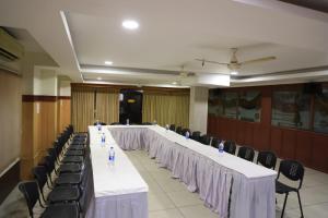 rzędu stołów w pokoju z krzesłami w obiekcie Hotel Shrie Shaanth w mieście Selam
