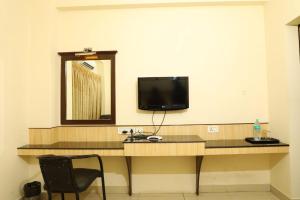 TV a/nebo společenská místnost v ubytování Hotel Shrie Shaanth