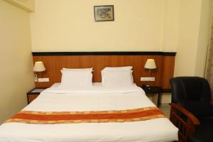 Postel nebo postele na pokoji v ubytování Hotel Shrie Shaanth + 14 fotografií