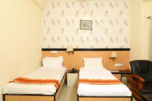 Postel nebo postele na pokoji v ubytování Hotel Shrie Shaanth
