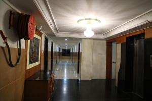 un couloir dans un bâtiment avec un téléphone sur le mur dans l'établissement Hotel Shrie Shaanth, à Salem