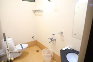 Koupelna v ubytování Hotel Shrie Shaanth