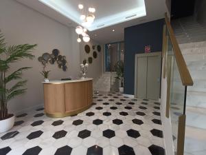 vestíbulo con recepción y maceta en Hotel Boutique La Brisa del Mar, en Estepona