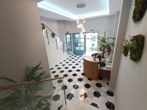 einen Flur mit einer Treppe mit einer Badewanne und einem Boden in der Unterkunft Hotel Boutique La Brisa del Mar in Estepona