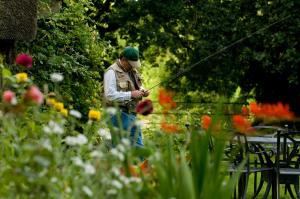 un hombre está de pie en un jardín sosteniendo una cuerda en The Grosvenor Stockbridge, en Stockbridge