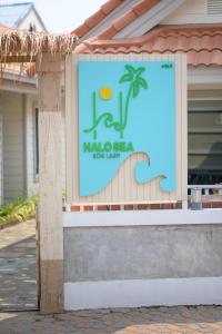 Un cartel que anuncia un restaurante en una playa de Maldivas. en Halo Sea Koh Larn, en Ban Phatthaya Nua