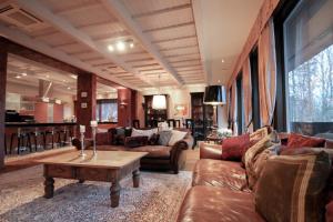 Sala de estar con sofás y mesa de centro en Reipas Palace, en Kotka
